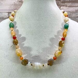 Beautiful Unsigned Vintage Agate and Aventurine Gold Tone Barrel Clasp Necklace